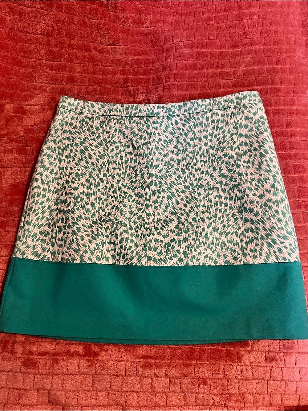 Michael Kors Abstract Skirt Size 4 in Green & White Like New. Exquisite pattern